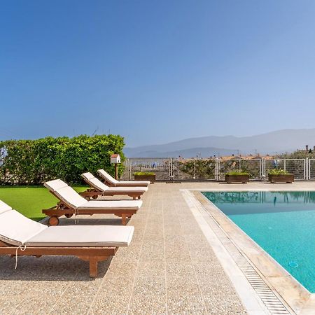 Вілла The House Of Gratitude - Poolside Retreat Лутра-Ореас-Еленіс Екстер'єр фото