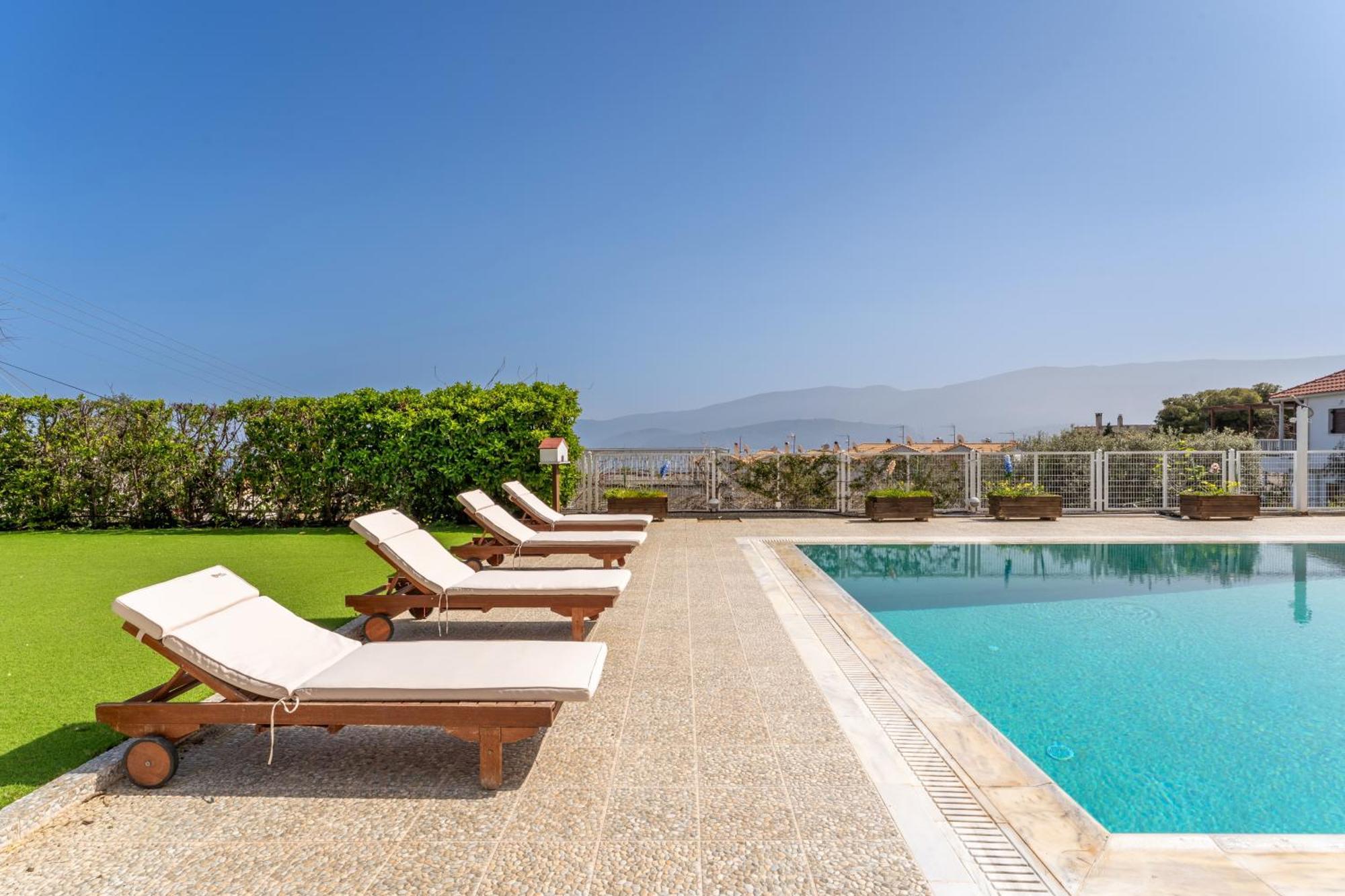 Вілла The House Of Gratitude - Poolside Retreat Лутра-Ореас-Еленіс Екстер'єр фото