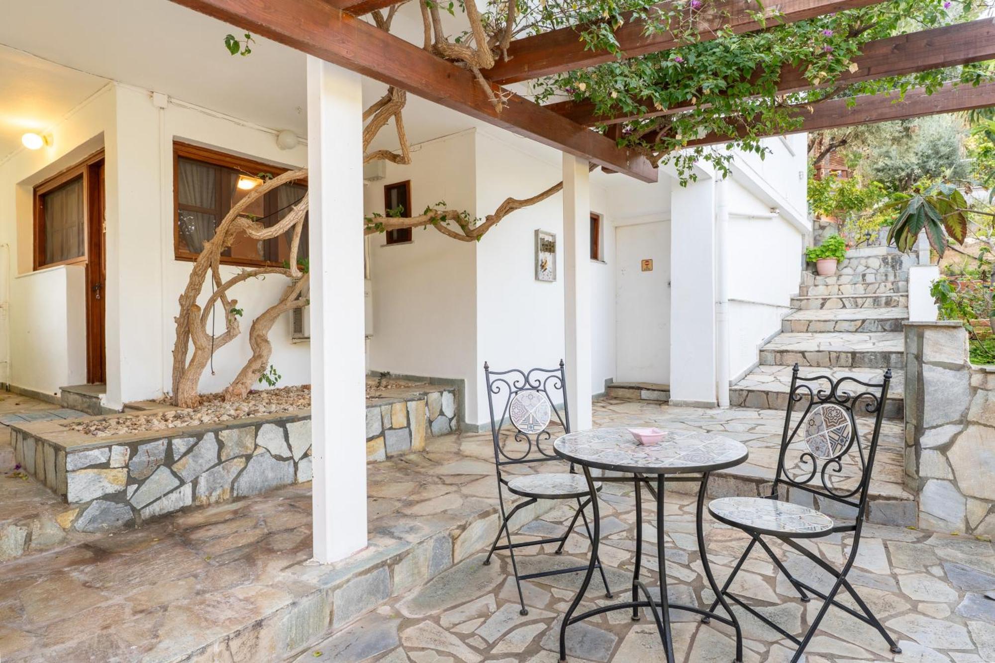 Вілла The House Of Gratitude - Poolside Retreat Лутра-Ореас-Еленіс Екстер'єр фото